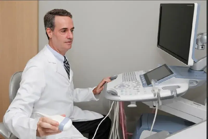 Dr. Renato Gil Nisenbaum, ginecologista e obstetra em São Paulo, realizando exame de ultrassonografia com atendimento humanizado